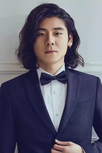 看臉像瘋癲反派,但演技催人淚下!他三搭秦昊,戲外是音樂劇王子