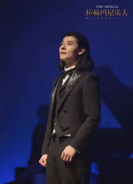 看臉像瘋癲反派,但演技催人淚下!他三搭秦昊,戲外是音樂劇王子