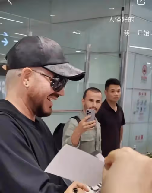 亞當現身長沙錄製《歌手》卸掉美甲和鼻環,網友:以為張震岳來了