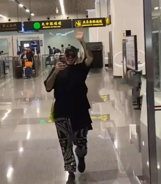 亞當現身長沙錄製《歌手》卸掉美甲和鼻環,網友:以為張震岳來了
