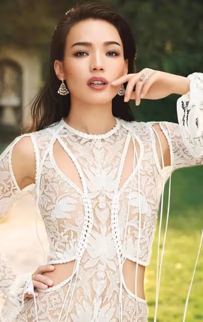 19歲被迫,拍出全裸寫真,20歲一脫成名,性感女神的舒淇成長之路