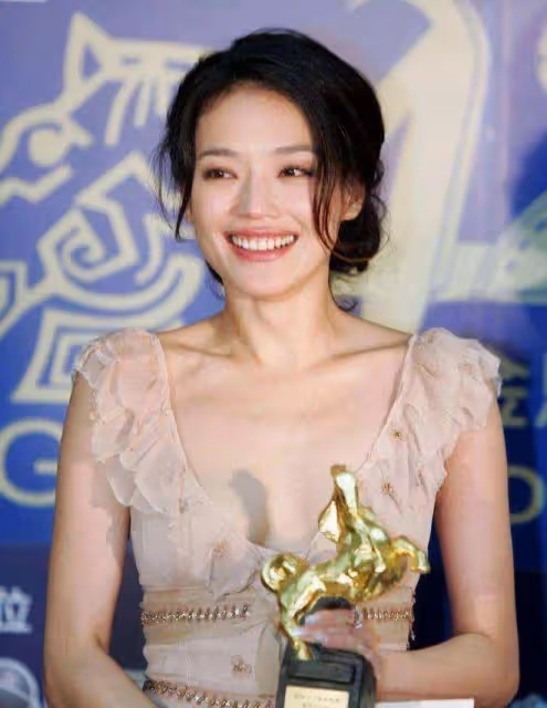 19歲被迫,拍出全裸寫真,20歲一脫成名,性感女神的舒淇成長之路