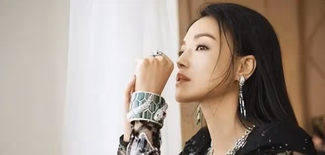 19歲被迫,拍出全裸寫真,20歲一脫成名,性感女神的舒淇成長之路