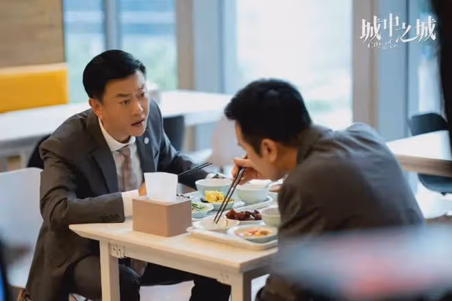 城中之城：太離譜！僅靠一張像白月光的臉，就能秒征服兩大行長？