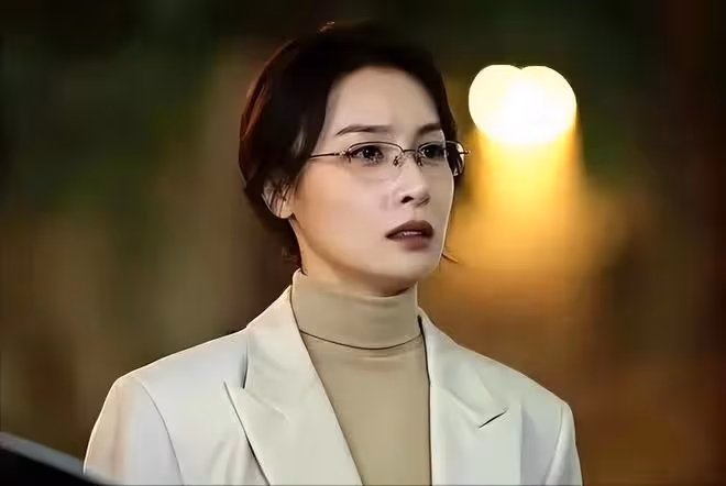城中之城：太離譜！僅靠一張像白月光的臉，就能秒征服兩大行長？