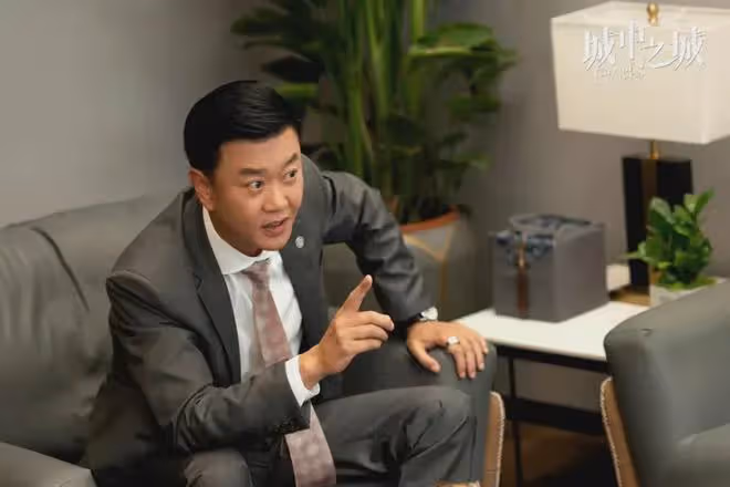 城中之城:太離譜!僅靠一張像白月光的臉,就能秒征服兩大行長?