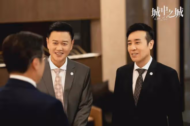 城中之城:太離譜!僅靠一張像白月光的臉,就能秒征服兩大行長?