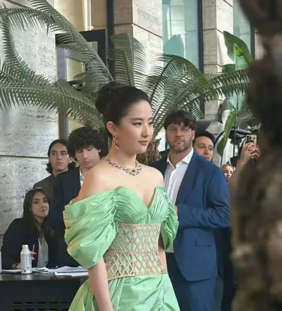 珠圓玉潤的劉亦菲和「紙片人」劉雯，女星的「差異美」出來了