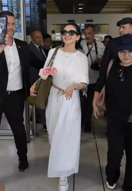 45歲章子怡現身坎城被外國粉絲包圍,展現她的「國際江湖地位」