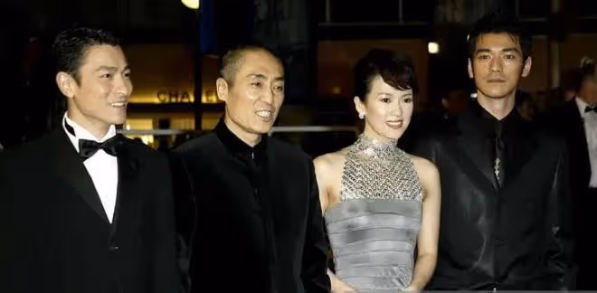 45歲章子怡現身坎城被外國粉絲包圍,展現她的「國際江湖地位」