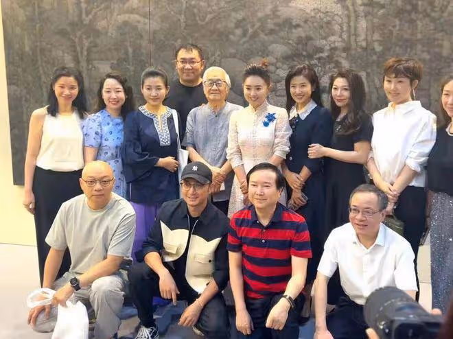 央視主持人大聚會!56歲王小丫罕露面狀態好,與尼格買提有說有笑