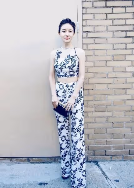 焦俊艷到了國外氣場開掛,穿短上衣套裝配短髮,165身材骨感大氣