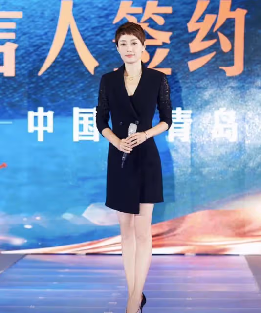 「馬伊琍」高調穿抹胸連體褲,身材比例太贊了,輕鬆穿出超模氣場