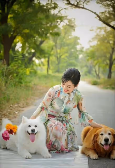 52歲周濤去遛狗都穿這麼美,印花連衣裙配魚骨辮,顯貴不止10倍