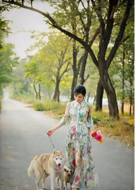 52歲周濤去遛狗都穿這麼美,印花連衣裙配魚骨辮,顯貴不止10倍