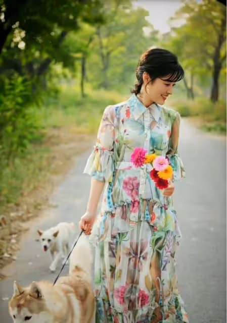52歲周濤去遛狗都穿這麼美,印花連衣裙配魚骨辮,顯貴不止10倍