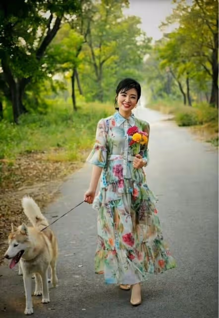 52歲周濤去遛狗都穿這麼美,印花連衣裙配魚骨辮,顯貴不止10倍