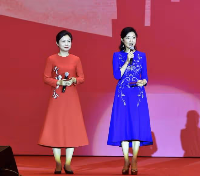 52歲周濤去遛狗都穿這麼美,印花連衣裙配魚骨辮,顯貴不止10倍