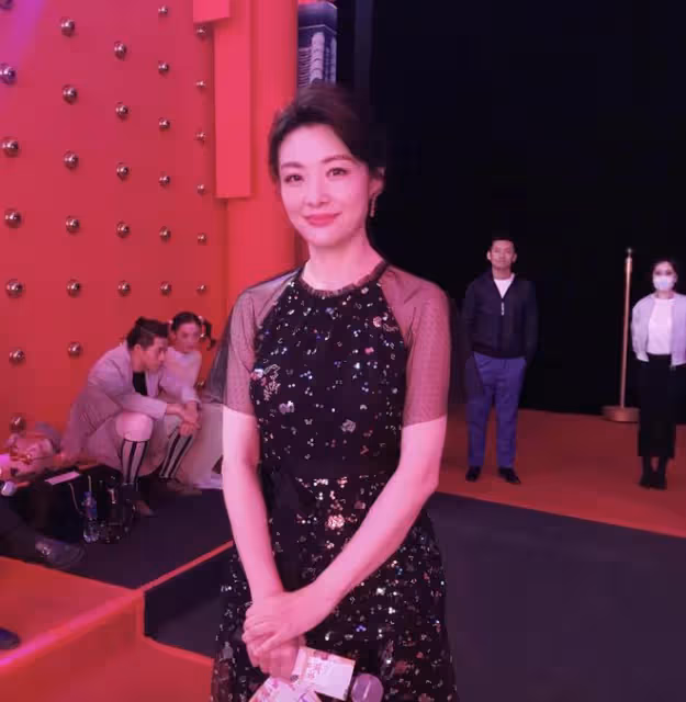 52歲周濤去遛狗都穿這麼美,印花連衣裙配魚骨辮,顯貴不止10倍