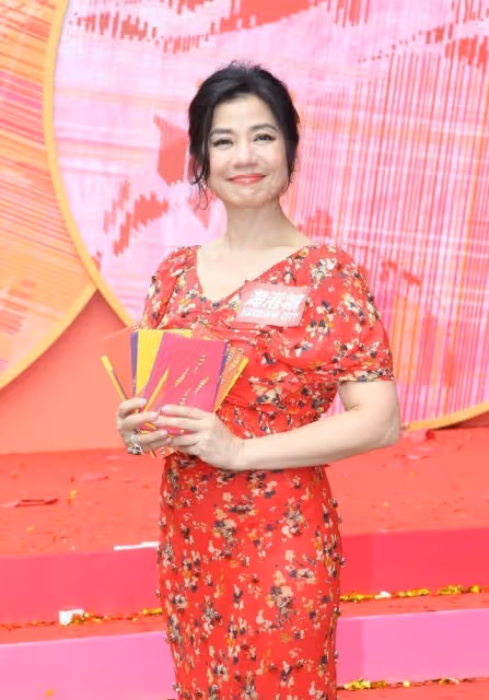 鍾楚紅以為自己還是小女孩?穿紅色碎花連衣裙亮相,不過意外高貴