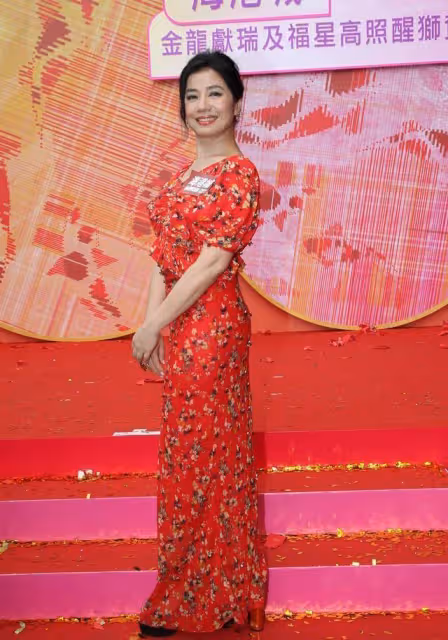 鍾楚紅以為自己還是小女孩?穿紅色碎花連衣裙亮相,不過意外高貴