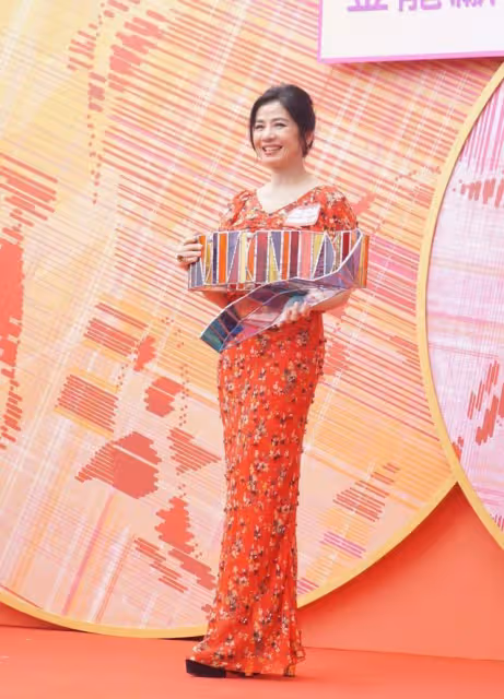 鍾楚紅以為自己還是小女孩?穿紅色碎花連衣裙亮相,不過意外高貴