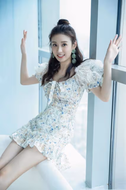 鍾楚紅以為自己還是小女孩?穿紅色碎花連衣裙亮相,不過意外高貴