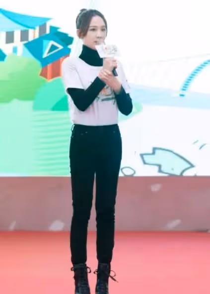 陳喬恩戀愛後越發成熟,穿V領打底衫配亮片半裙,身材保養得真好