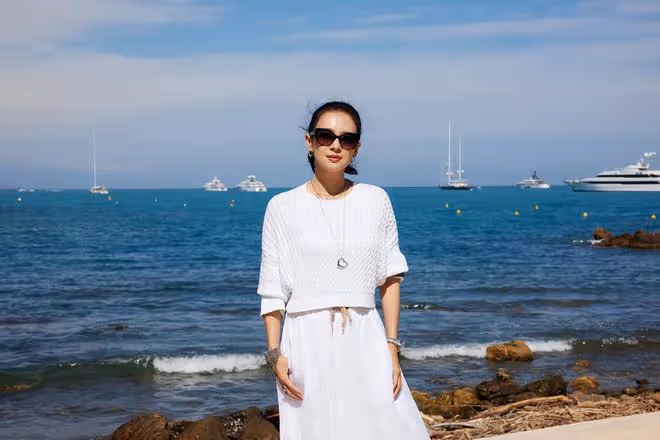 章子怡坎城海邊隨拍,高馬尾配白裙美出新高,離婚後狀態越來越好