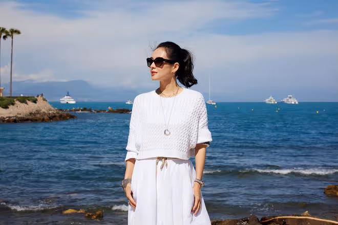 章子怡坎城海邊隨拍,高馬尾配白裙美出新高,離婚後狀態越來越好