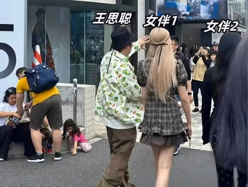 王思聰日本開勞斯萊斯逛街,親自為新女伴開車門,女方身材惹爭議