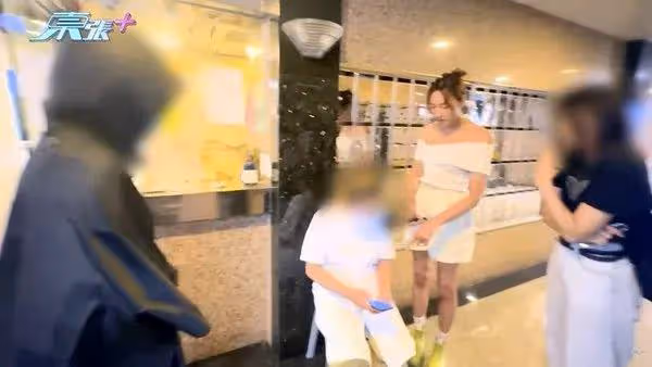 TVB東張主持低胸露肩採訪被轟不當,本人回應:不會讓觀眾占便宜