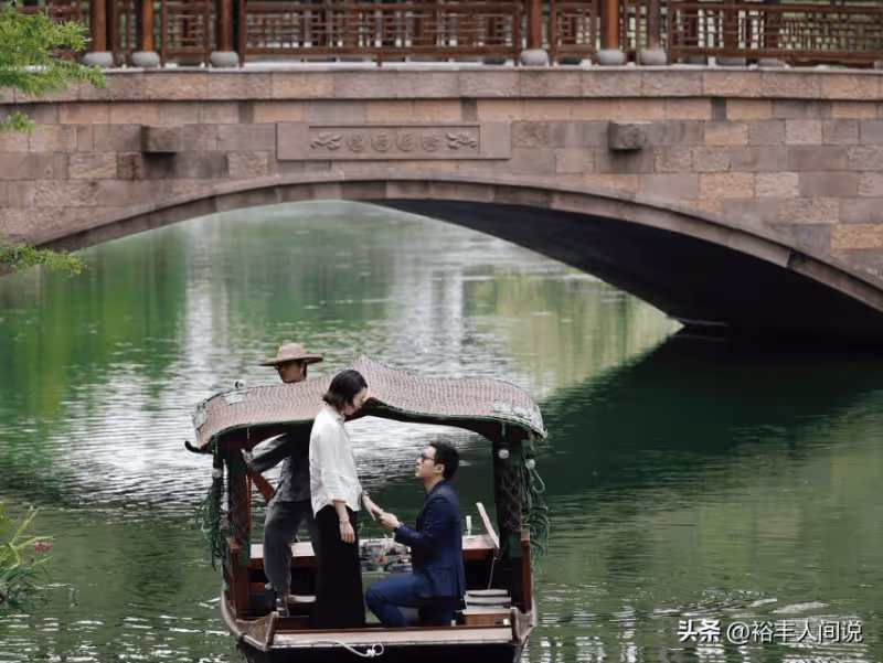 朱玲玲再當婆婆!三兒子霍啟人求婚成功,對方打扮樸素似郭晶晶