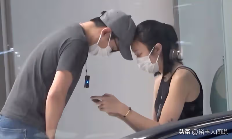 朱玲玲再當婆婆！三兒子霍啟人求婚成功，對方打扮樸素似郭晶晶