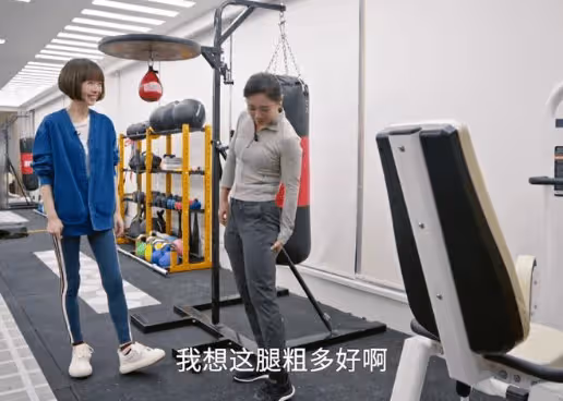 好傢夥,41歲賈玲和53歲魯豫同框,餓瘦和運動瘦的差距一目了然