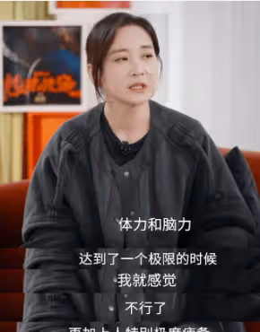 好傢夥,41歲賈玲和53歲魯豫同框,餓瘦和運動瘦的差距一目了然