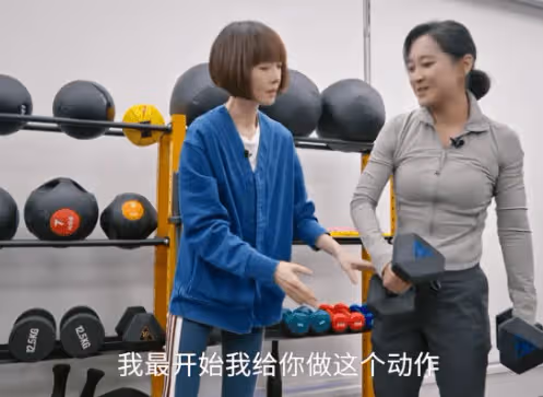 好傢夥,41歲賈玲和53歲魯豫同框,餓瘦和運動瘦的差距一目了然