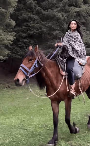 好女不找皮褲男，森林北點贊惡評，曬騎馬視頻回應與汪峰戀情