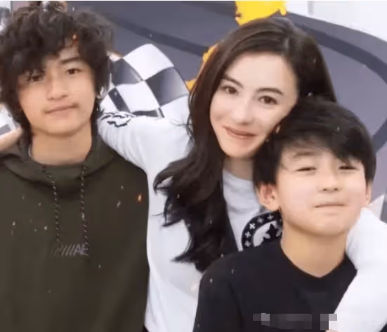 港媒曝陳冠希是張柏芝三胎生父,謝霆鋒父子震怒,張柏芝沉默了
