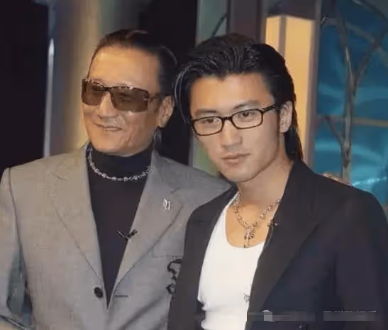 港媒曝陳冠希是張柏芝三胎生父,謝霆鋒父子震怒,張柏芝沉默了