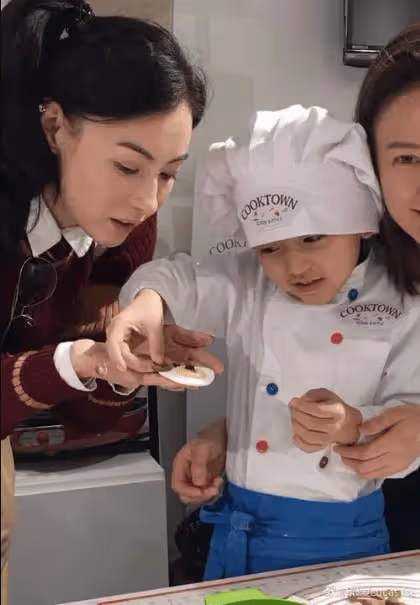 港媒曝陳冠希是張柏芝三胎生父,謝霆鋒父子震怒,張柏芝沉默了