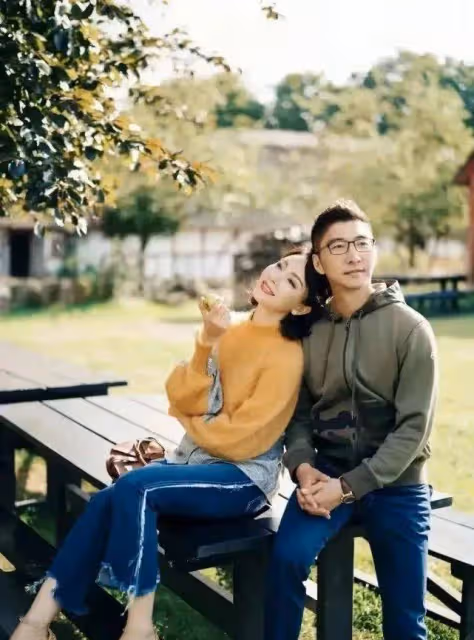 45歲陳數全家福曝光！和婆婆同框狀態差距大，一個是真奶奶，一個像美少女