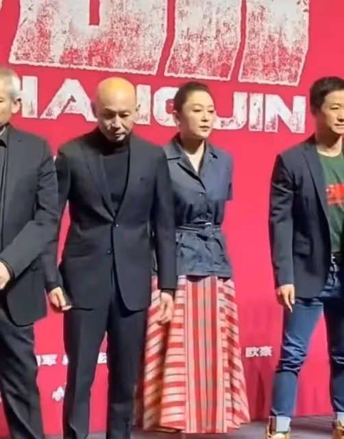 陳紅的臉終於垮了！奶奶頭搭配深色短袖襯衫，盡顯老氣與滄桑感