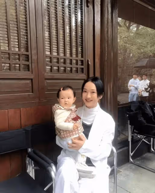 48歲周迅斷崖式衰老!化妝跟鄰家大媽一樣,素顏滄桑卻越看越舒服