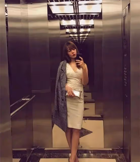 尼格買提的維族嬌妻太美了!穿白裙仙氣十足,異域臉比迪麗熱巴還精緻