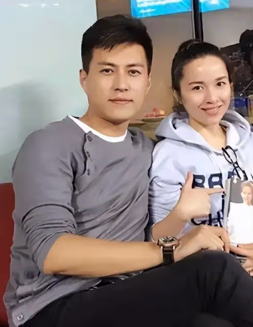 靳東老婆氣質太絕!穿兩條背心不僅不顯廉價,反而穿出滿滿高級感