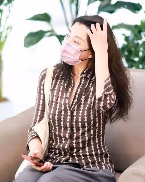 殷桃的42歲也太美好了!老土俗氣的大媽襯衫,她穿都高級了