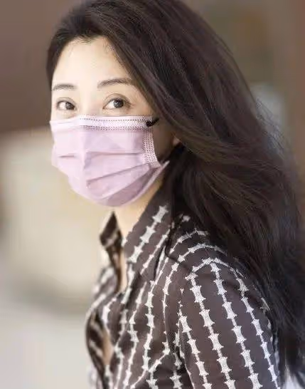 殷桃的42歲也太美好了!老土俗氣的大媽襯衫,她穿都高級了