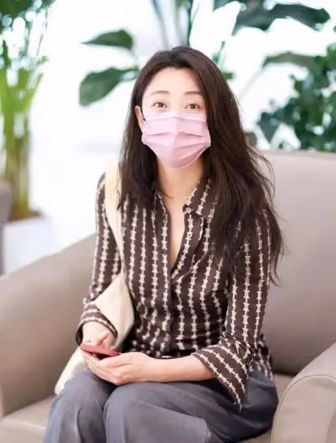 殷桃的42歲也太美好了!老土俗氣的大媽襯衫,她穿都高級了