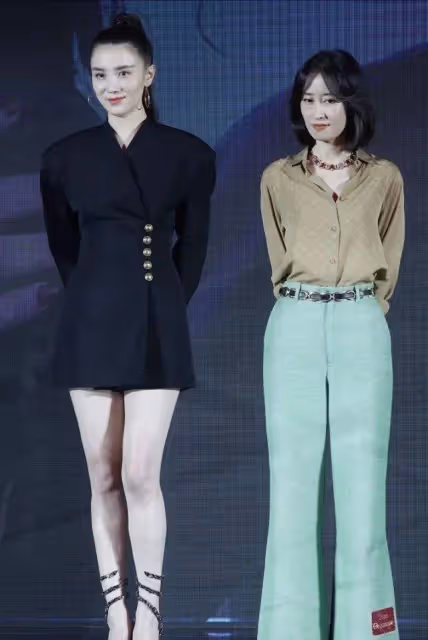 42歲宋佳和47歲劉敏濤同台,明明只差5歲卻如隔代,一個像大嬸,一個似姐姐